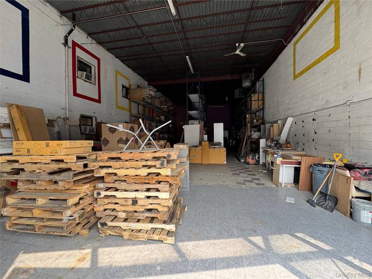 Discover this exceptional 3, 000 square foot warehouse available for rent in the vibrant Bronx area.
