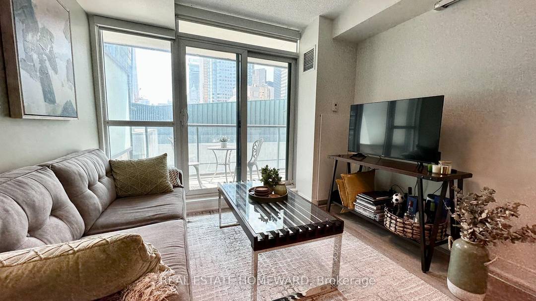 FULLY FURNISHED UTILITIES INCLUDED Welcome to your urban oasis in the heart of Toronto !
