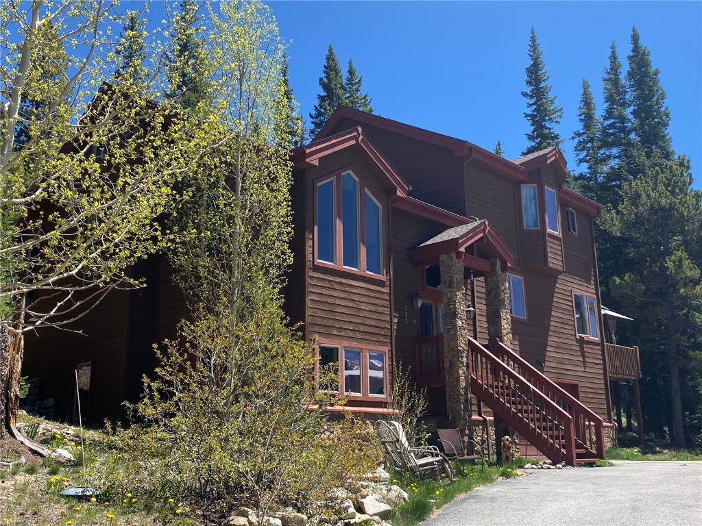 Short Term Rentable home offering 4 bedrooms and 2 bonus rooms easily expandable to 6 bedrooms, located on a quiet, paved cul de sac, just 5 miles from downtown Breckenridge, ...