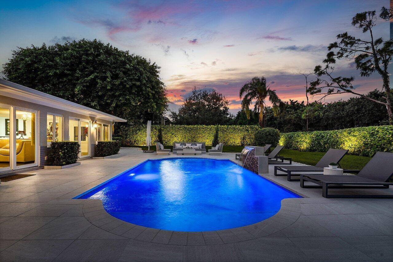 Luxury Awaits at Pine Tree Golf Club Estates A Breathtaking Remodel with Impeccable Attention to DetailExperience luxury redefined in this Palm Beach inspired estate, nestled within the exclusive Pine Tree ...