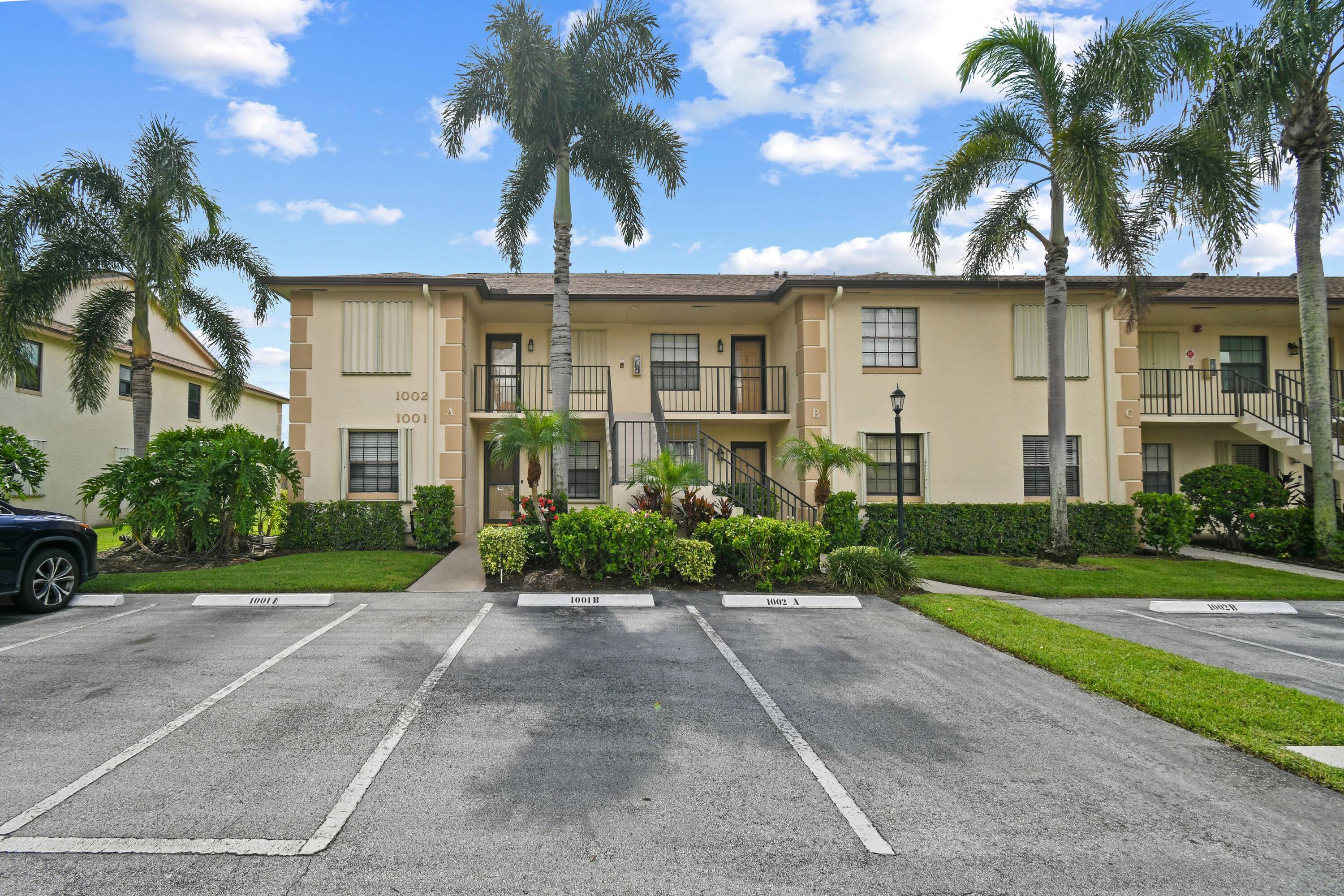 Beautiful and spacious first floor 2 bedroom, 2 bath condo located in the highly desirable Golf Club of Jupiter.