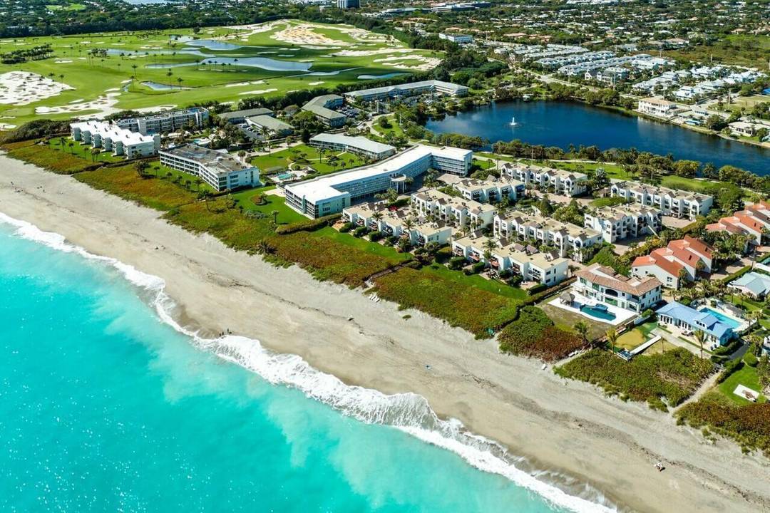 Enjoy your own private oasis nestled in the heart of beautiful Juno Beach !