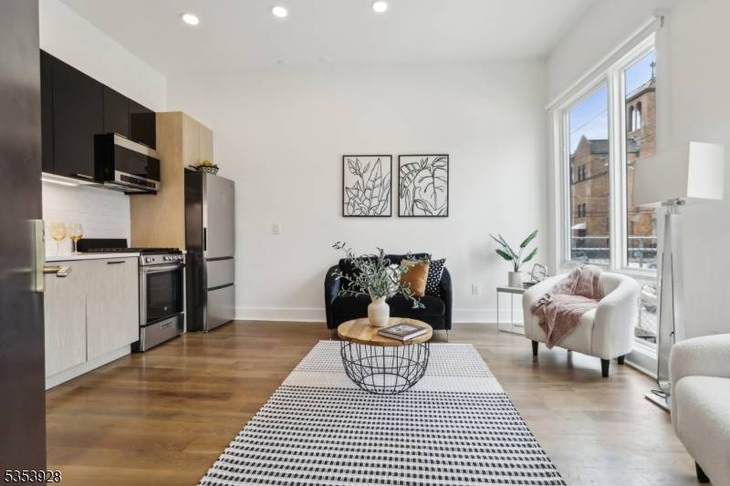 Private Yard Included ! Beautiful, Bright and Modern Condo.