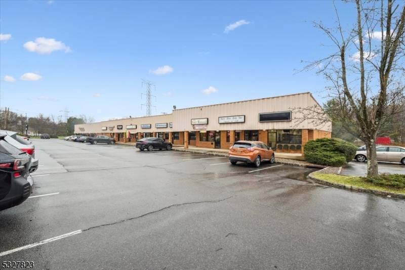 UNBELIEVABLE STRIP CENTER LOCATED IN DESIRABLE WARREN LOCATION, 1100 SF FULLY BUILT OUT TURN KEY SALON OFFER AT 18 SF NNN