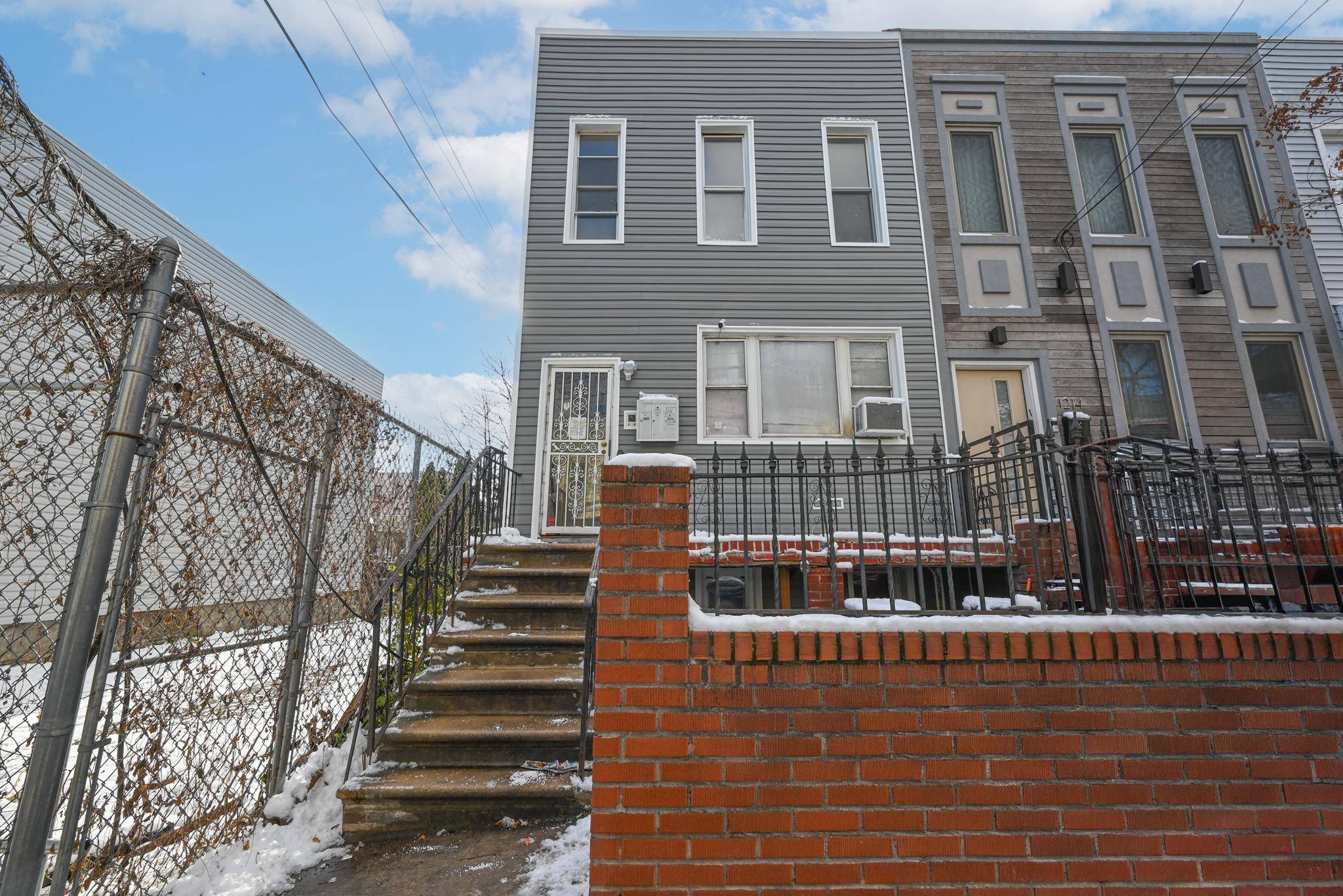 Are you looking for a hidden gem in one of Queens' most sought after neighborhoods ?