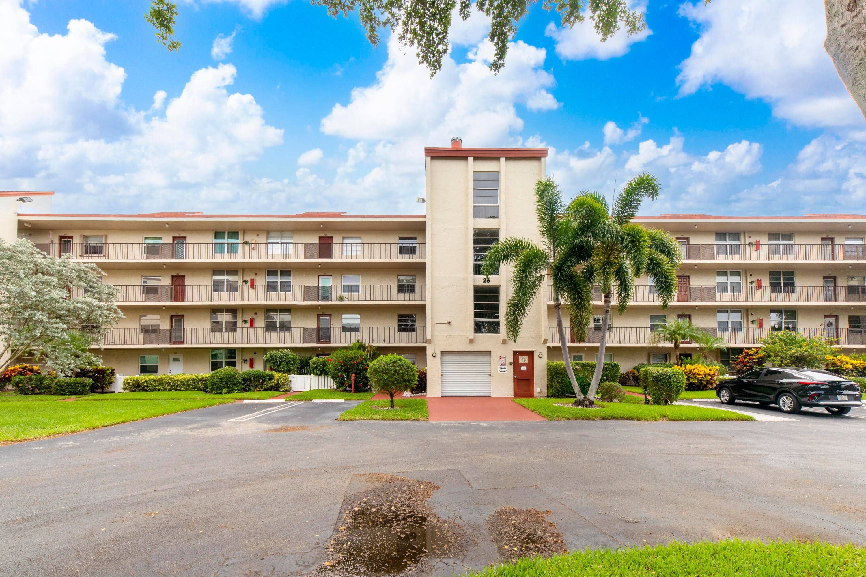 Beautiful Lake View, Spacious 1 Bedroom 2 Full Baths.