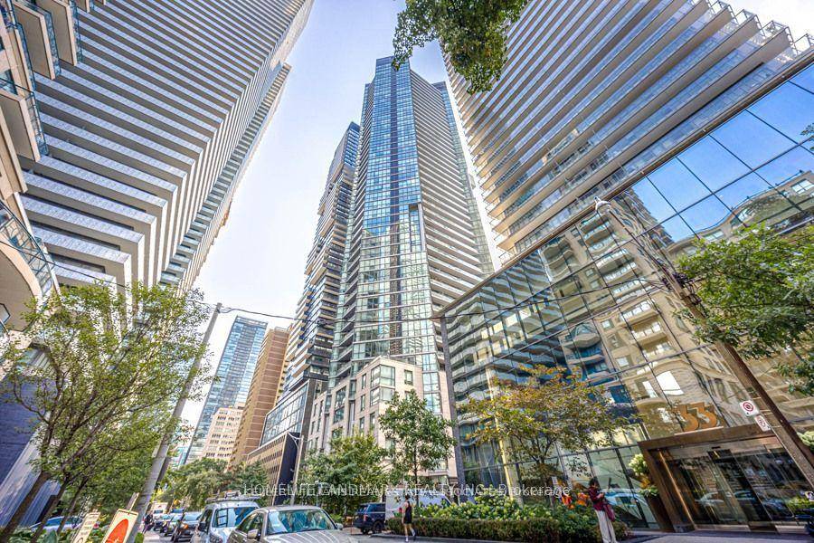 Chaz Yorkville welcomes you home to experience upscale urban living in this executive 1 plus den suite in one of the citys most sought after addresses.