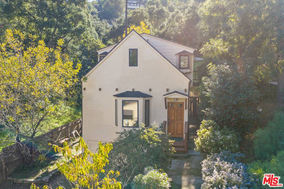 3705   Fredonia Dr 1BR Hollywood Hills East La