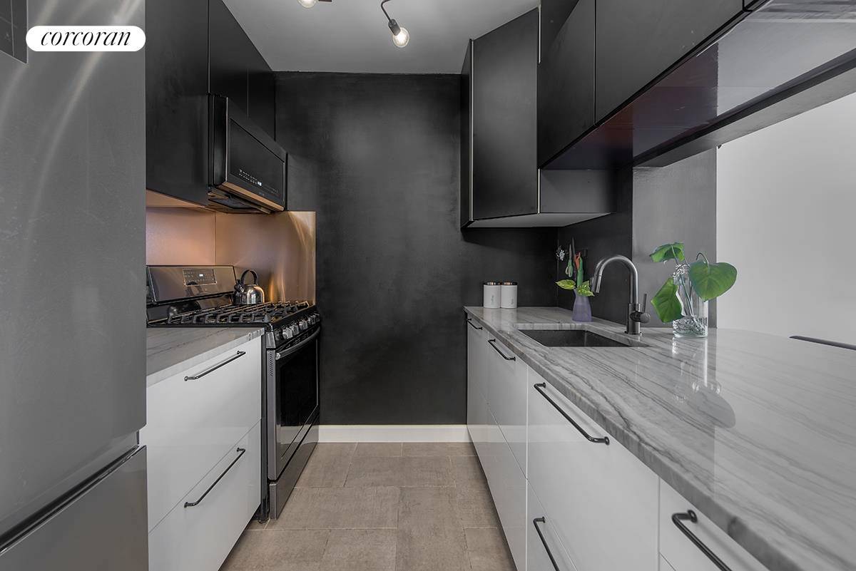 Sleek, Renovated 1 bedroom in full service Citylights building available.