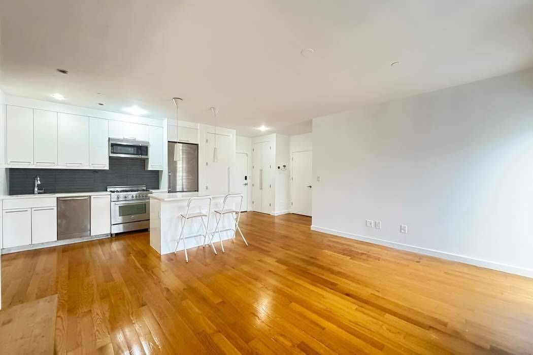 Top floor, split two large bedrooms with 2 baths, 1 en suite.