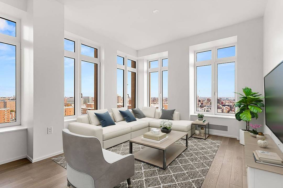 This high floor corner unit has spectacular views of the East River, the Hudson River, and the George Washington Bridge.