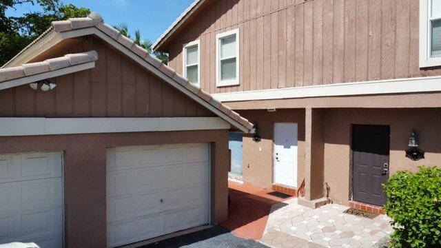 5 BEDROOM 3 FULL BATH TOWNHOUSE IS LOCATED IN CORAL SPRINGS.