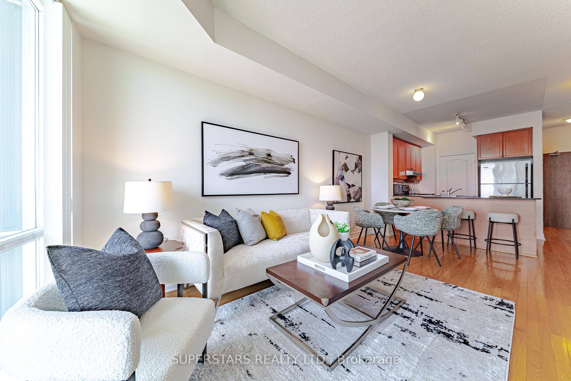 Freshly painted and well maintained 1 Den, 2 bath unit with 730 sqft of open concept living space and soaring 9 ceilings.