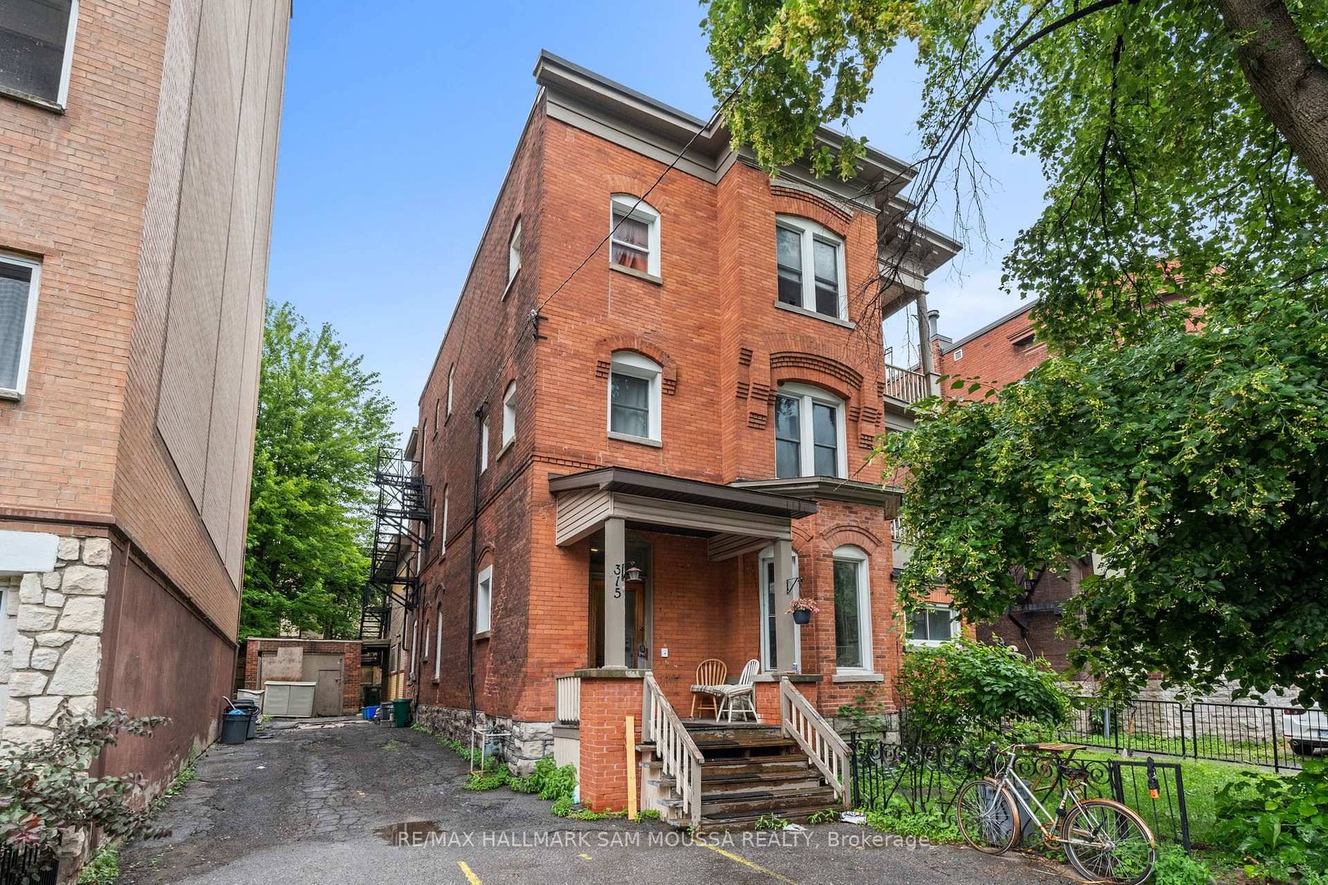 5 unit building in the heart of Centertown.