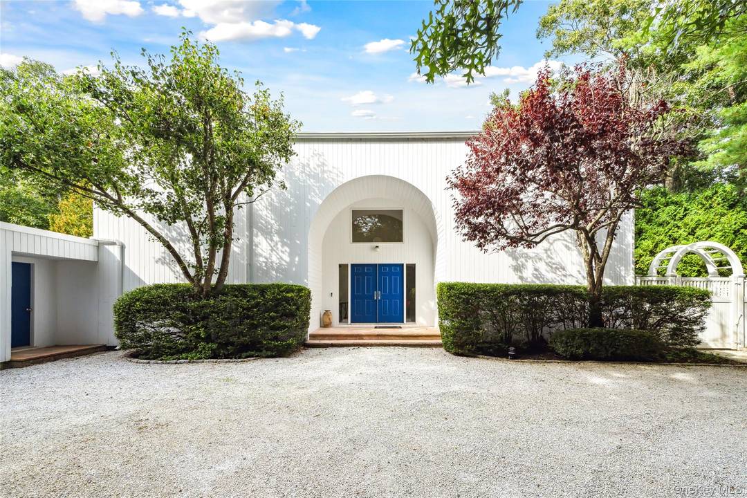 QUOGUE VILLAGE CONTEMPORARY Enjoy your vacation in this turn key 4 BR 4 BA rental compound located on a quiet street in Quogue village.