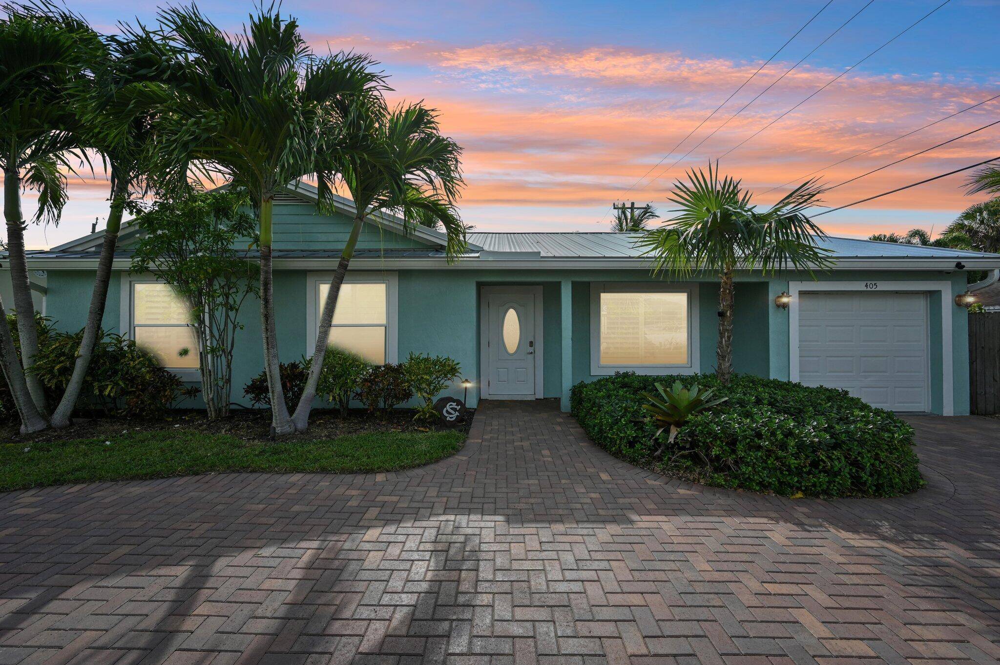 Beautifully remodeled 3 bed, 2 bath Jupiter home with no HOA just minutes from the beach !