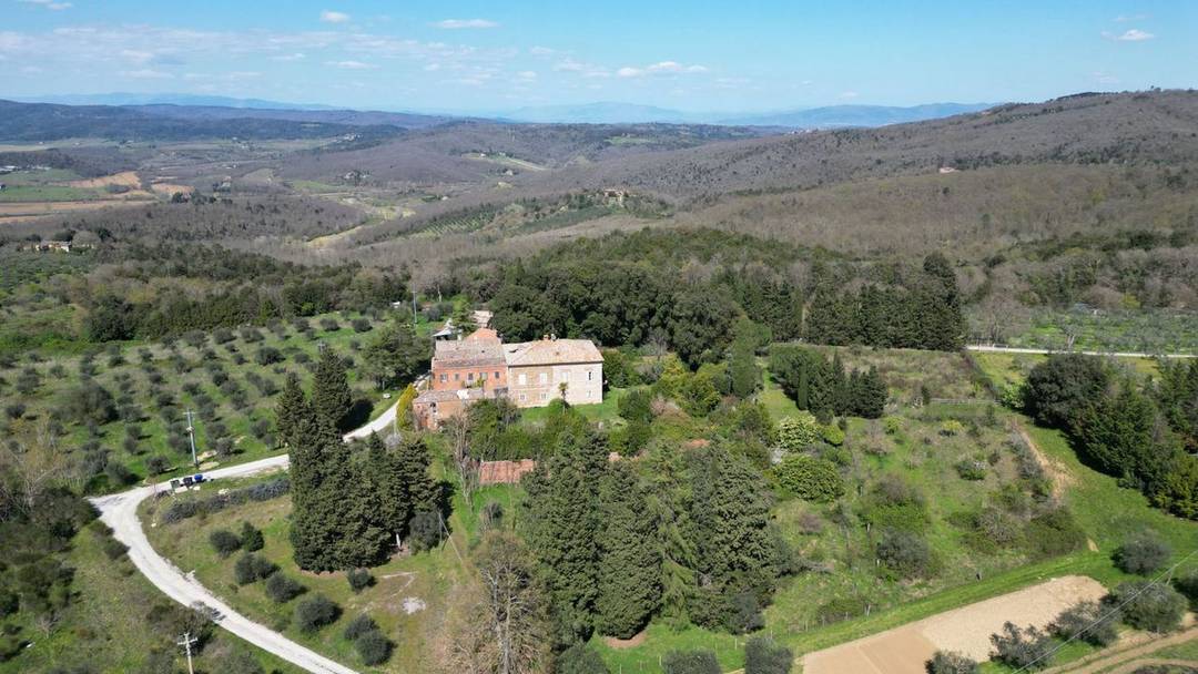 Italy real estate. For sale hotel and restaurant near Siena with the main villa, various annexes, garage. For sale hamlet with cottage, main villa