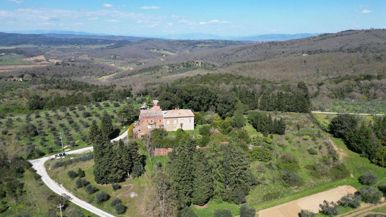 Italy real estate. For sale hotel and restaurant near Siena with the main villa, various annexes, garage. For sale hamlet with cottage, main villa