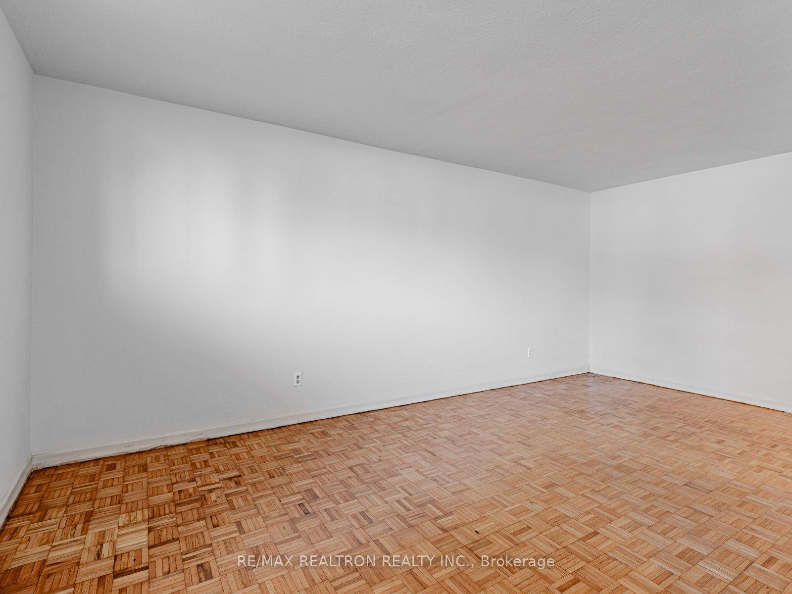 Welcome to this Beautiful 2 Bedrooms Suite In The beautiful Harding neighborhood, steps to Yonge St, shops, bus stops, Mill Pond and trails and many other amenities.