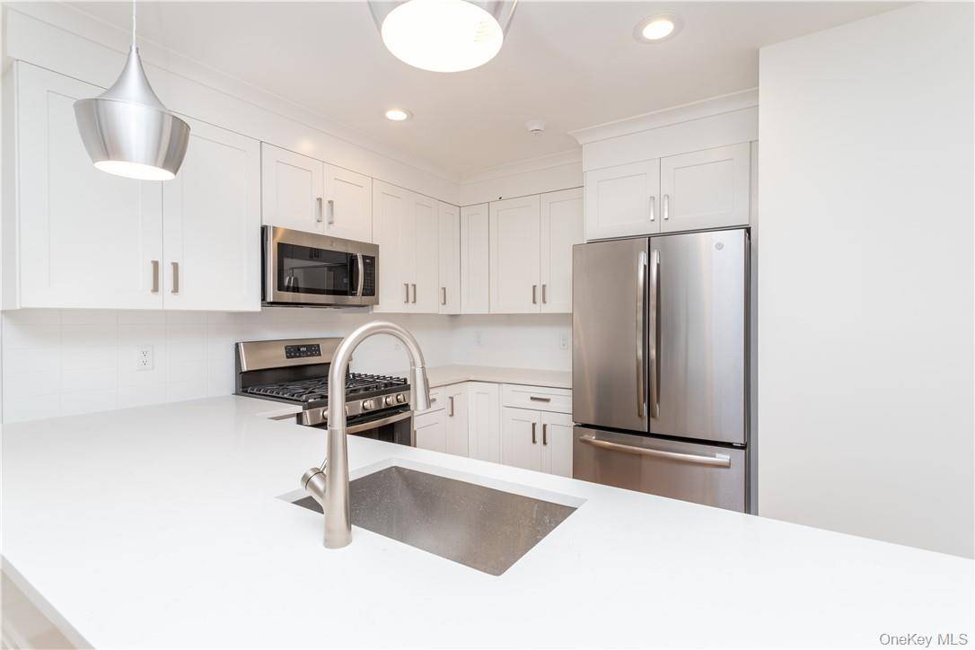 Modern Townhouses will feature abundant space for you to relax and enjoy with all the conveniences of living close to town with a very suburban feel.