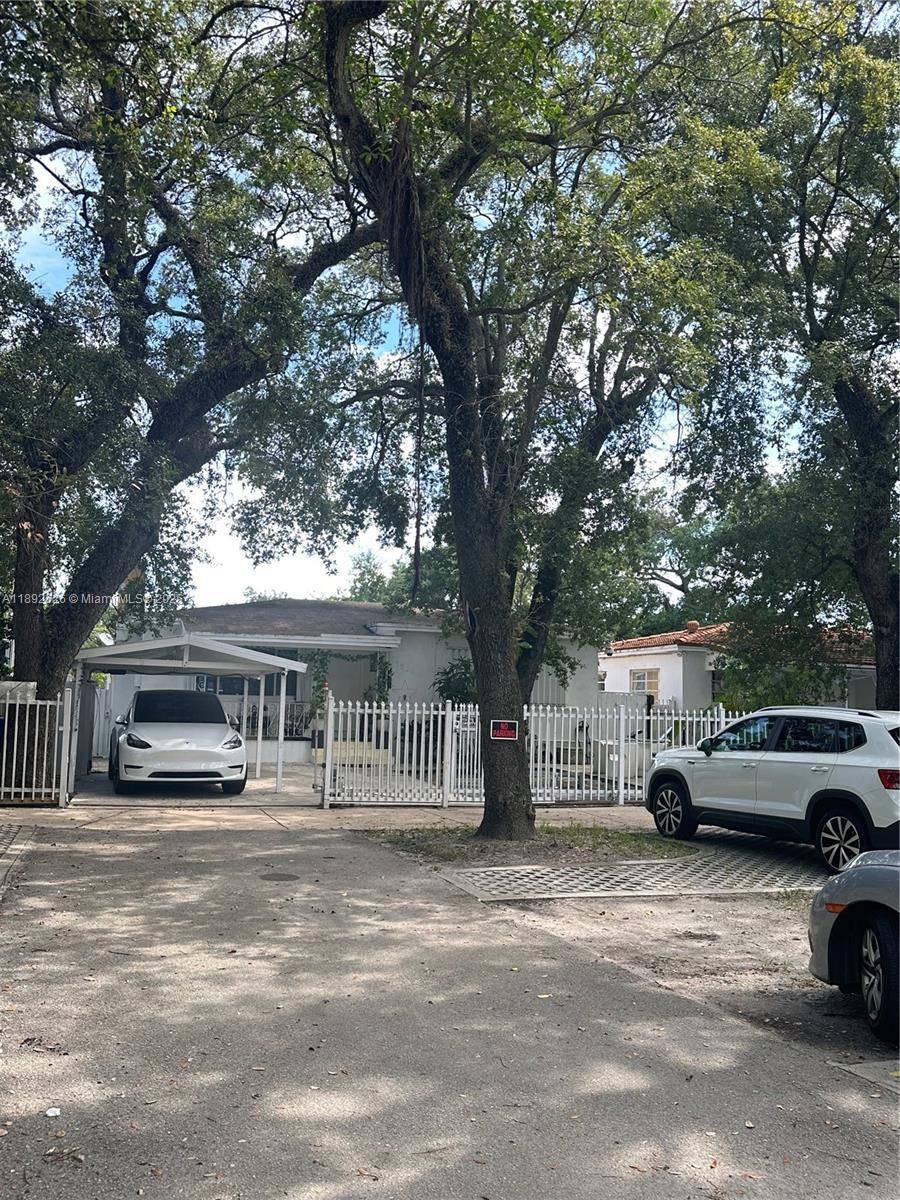 Location Location ! This property is in the central Miami area and zoned for duplex !