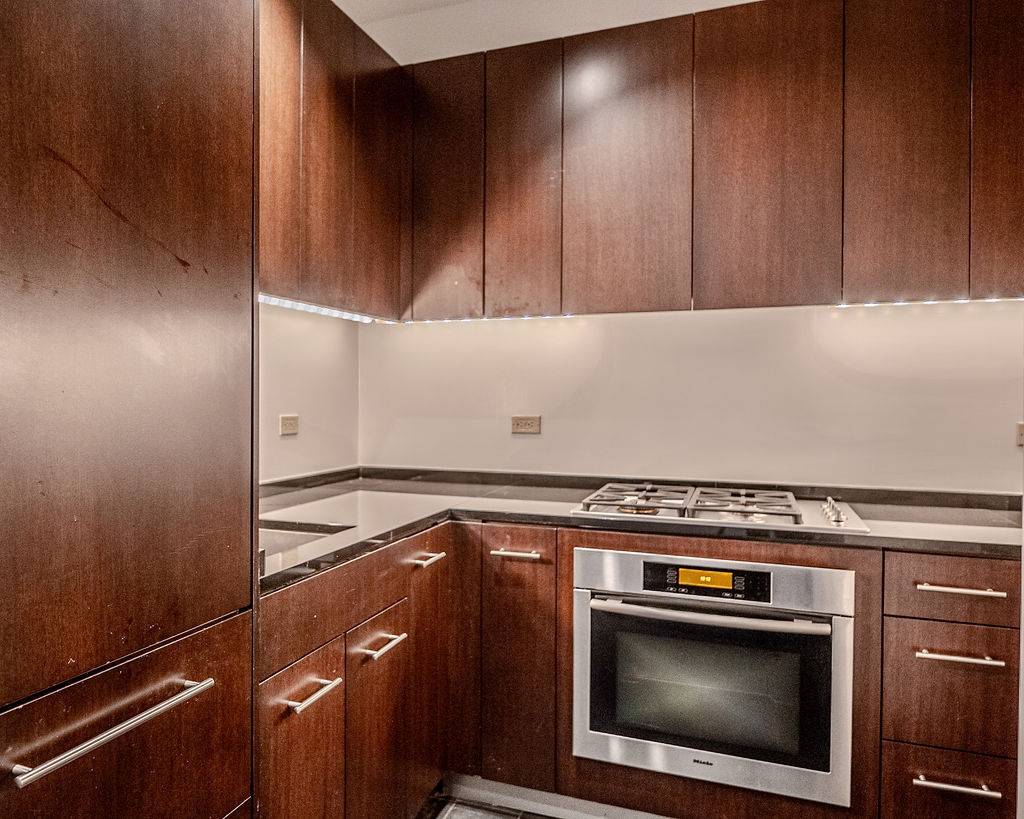 Move in ready and impeccably maintained, Residence 25C at 40 Broad Street offers a rare opportunity to own a luxurious home in the heart of Manhattan s Financial District.