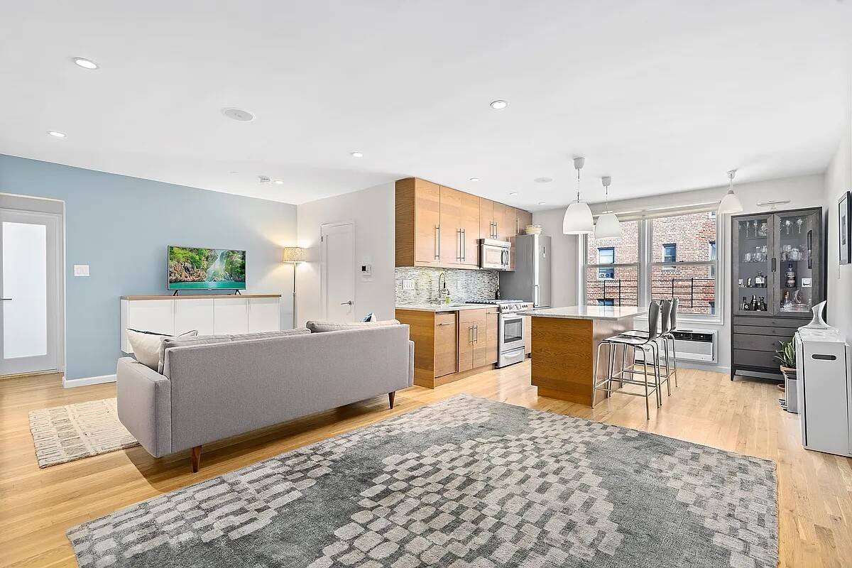 Windsor Terrace Perched on the top floor of Park Vanderbilt, this bright and inviting two bedroom, one bath cooperative is flooded with natural light and offers the best of Windsor ...
