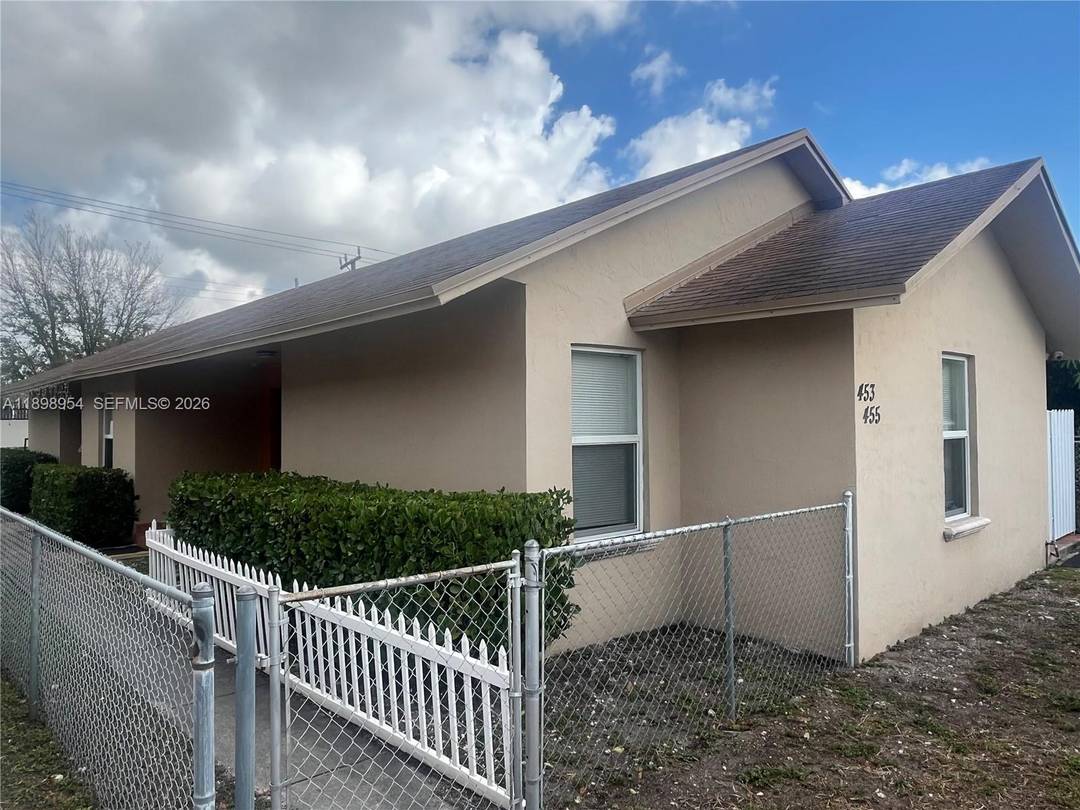 Excellent location, large duplex built in 1984, two 2 1's in excellent condition with long term tenants, impact windows, stainless steal appliances, laundry, individual electric and water meters, good size ...