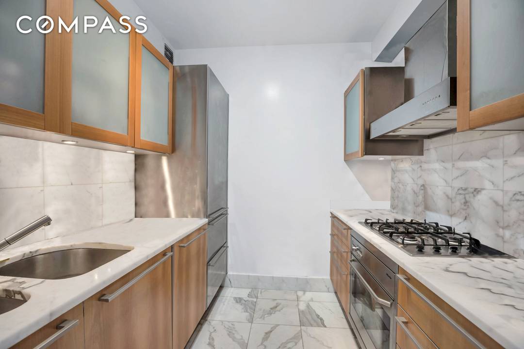 Perched high above the city on the 59th floor, Residence 59F at 25 Columbus Circle offers a luxurious living experience in one of New York s most coveted white glove ...