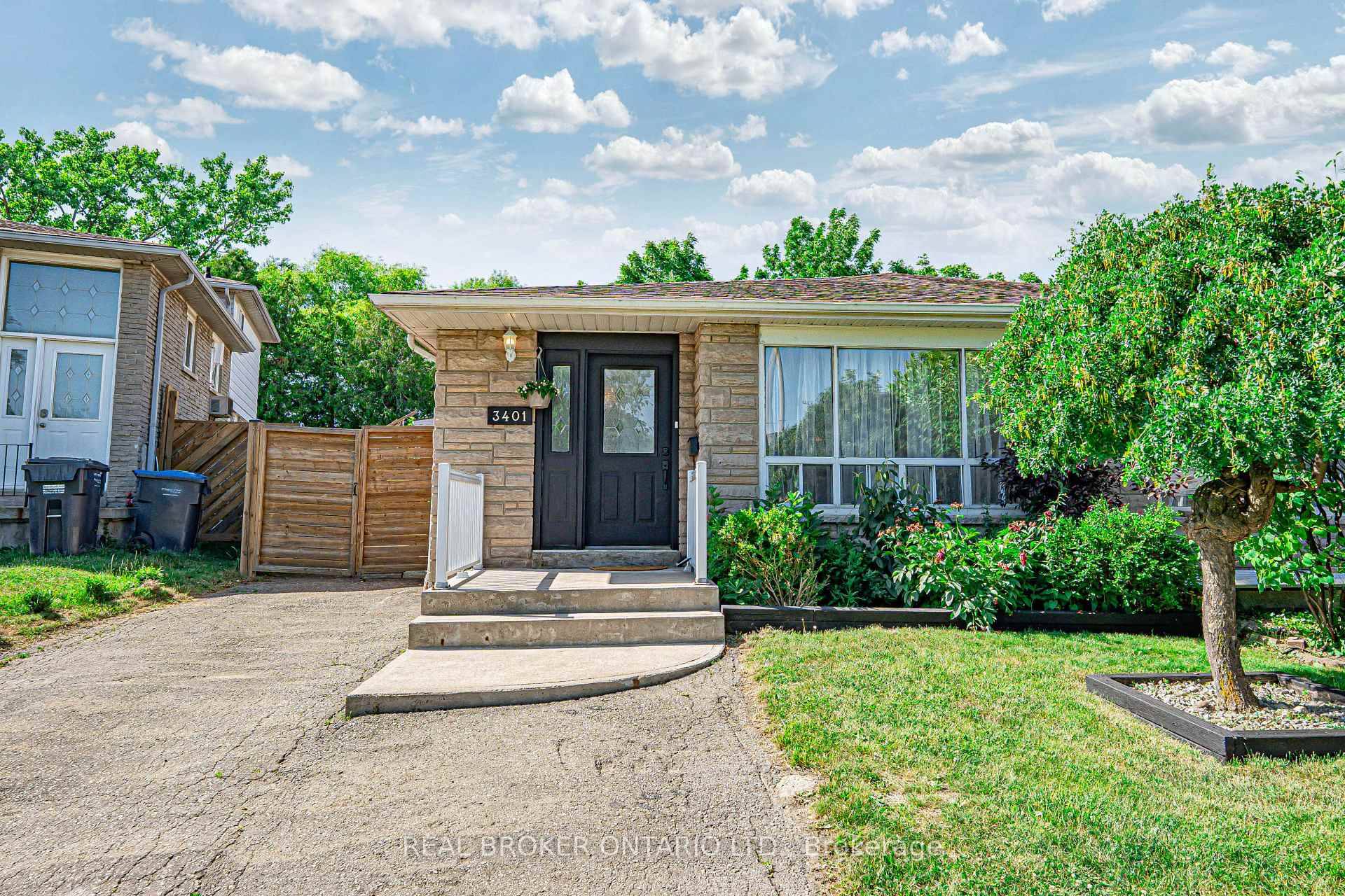 This Bright, functional, and ideally placed pie shaped lot with a larger rear sits in a well established southwest Mississauga community near the Credit River, and it checks all the ...