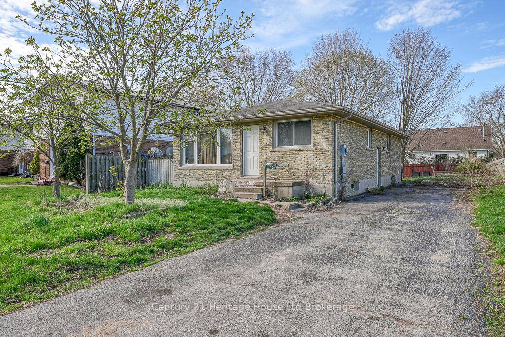 Located in the heart of Tillsonburg, 29 Devonshire Avenue is a charming 3 bedroom, 2 bathroom brick bungalow offering timeless curb appeal and exciting potential.