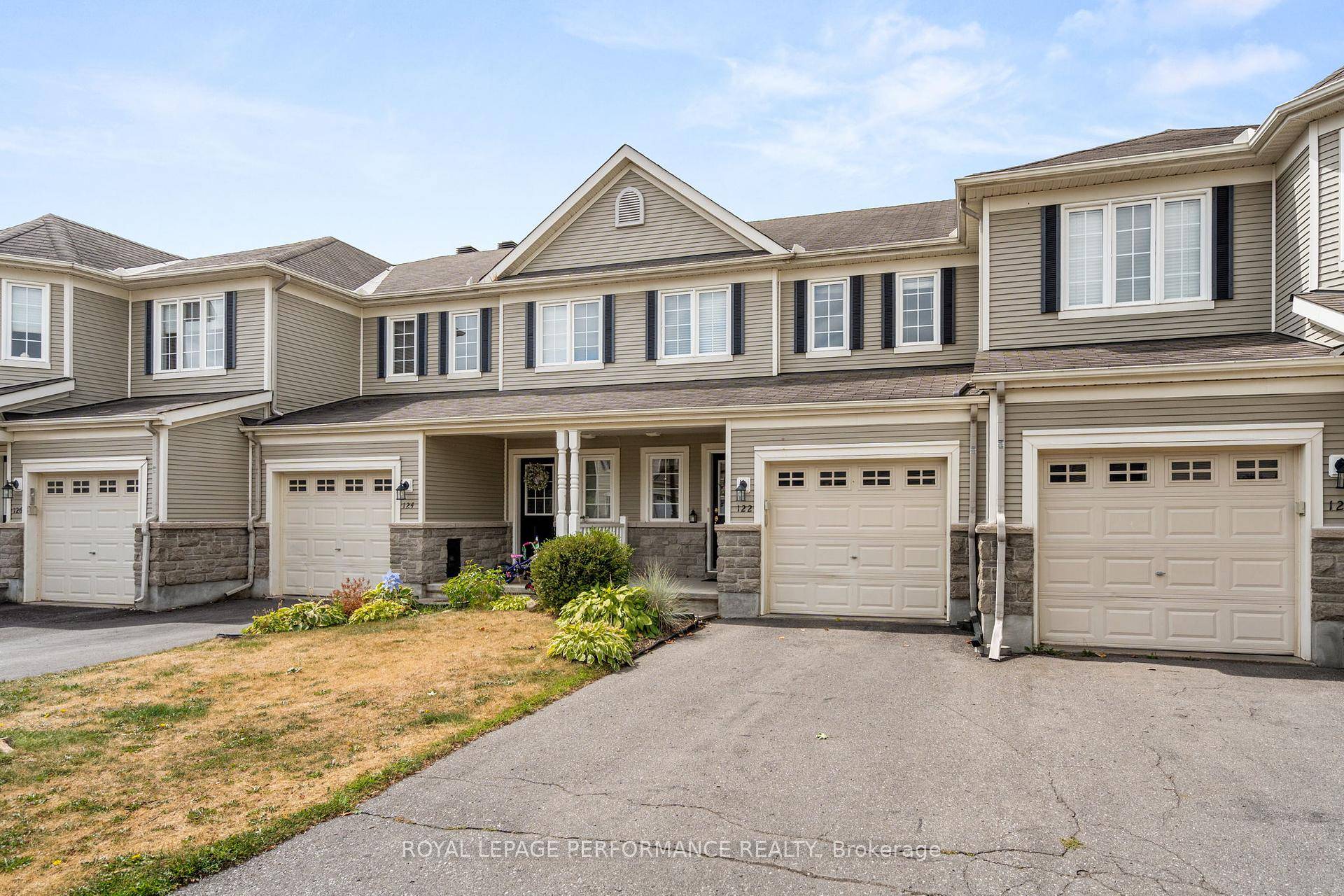 Welcome to 122 Osnabrook Private, a charming townhome in the family friendly community of Stonebridge.