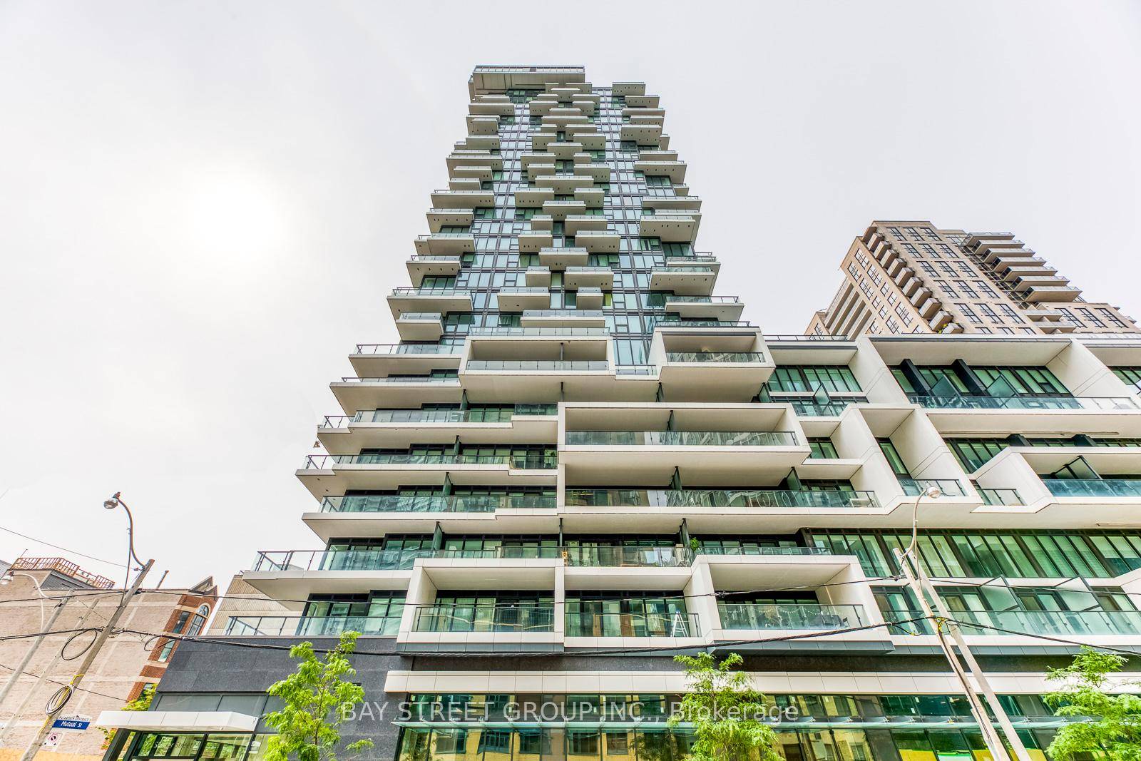 Spacious 1 1 Bedroom, 1 Bathroom Unit in a Well Maintained BuildingThis thoughtfully designed unit features a high tech kitchen island that offers extended workspace, additional storage, and seating for ...