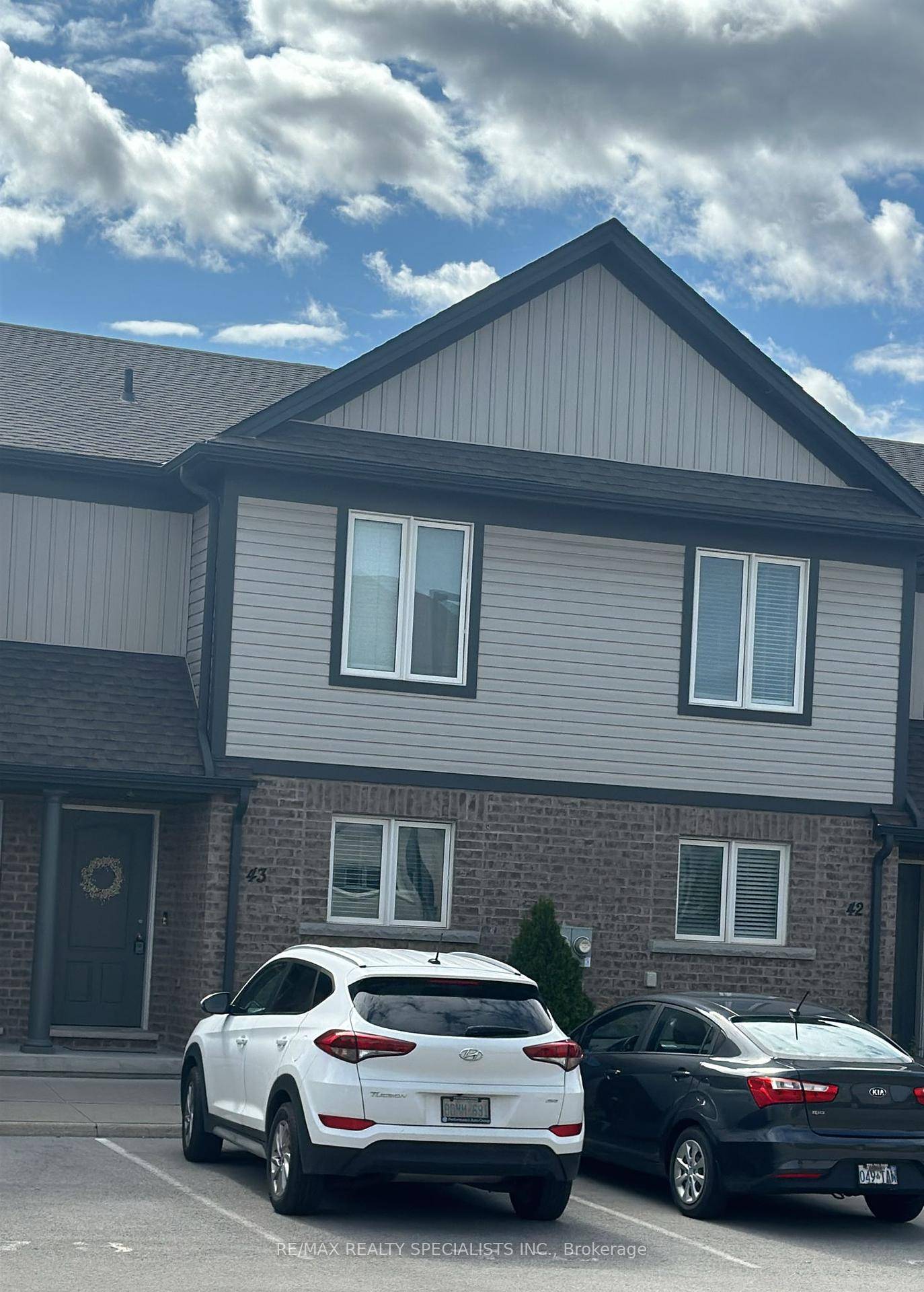 Gorgeous 2 Storey Townhouse property with 2 bedroom with 2.