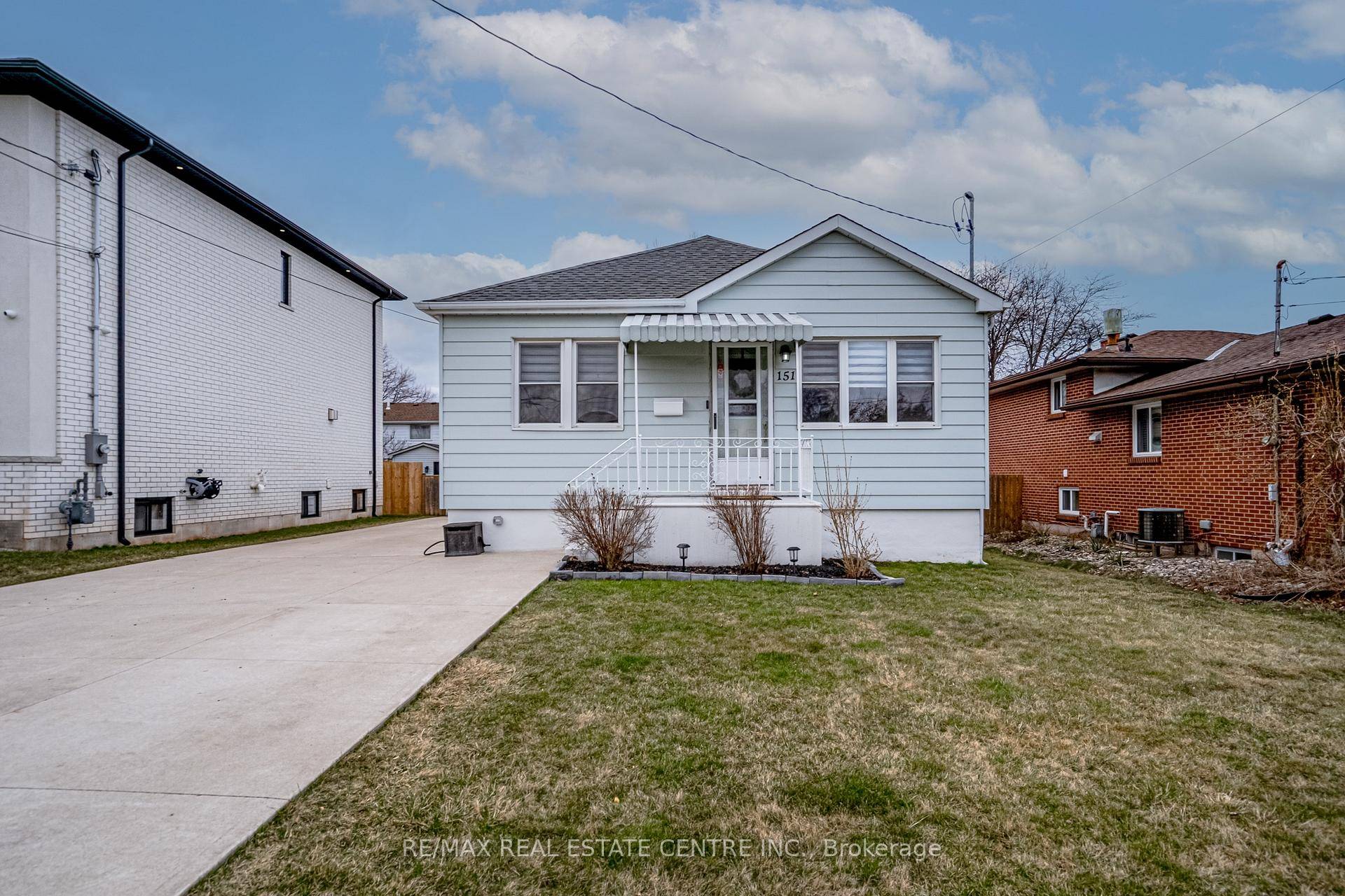Charming Bungalow with Escarpment Views 151 Corman Ave, Stoney Creek Nestled in a picturesque Stoney Creek neighbourhood, this beautifully updated bungalow offers the perfect blend of charm, comfort, and convenience.