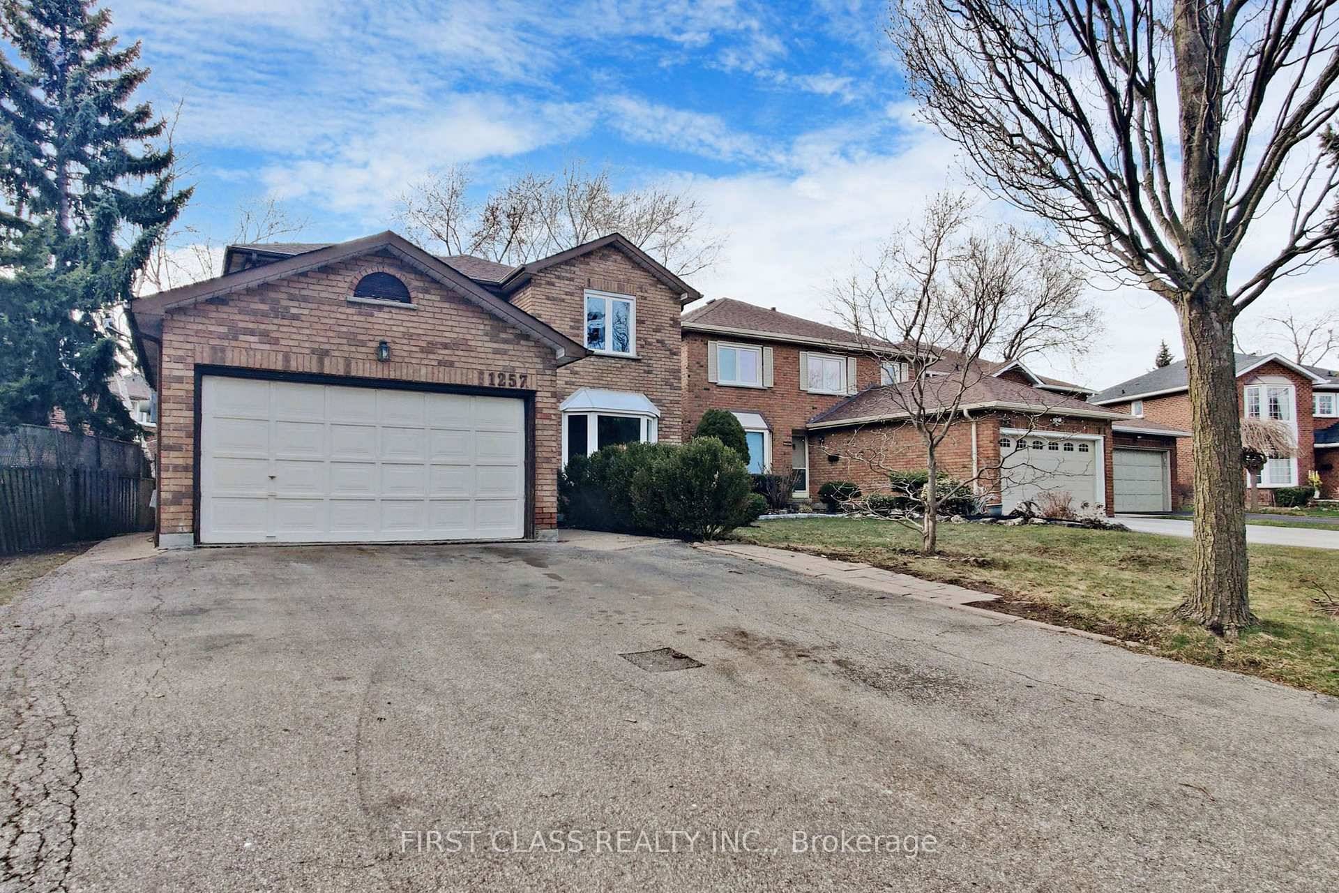 Beautifully kept home located in a quiet, family friendly neighbourhood.