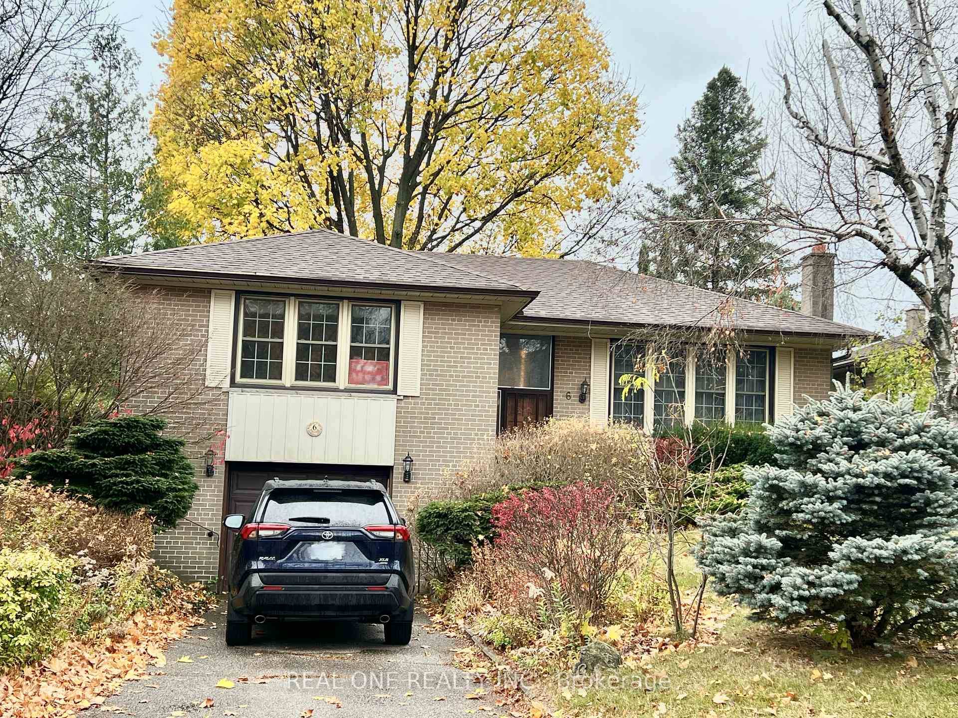 Detached House Located In The Highly Sought After Parkwoods Donalda Neighborhood.