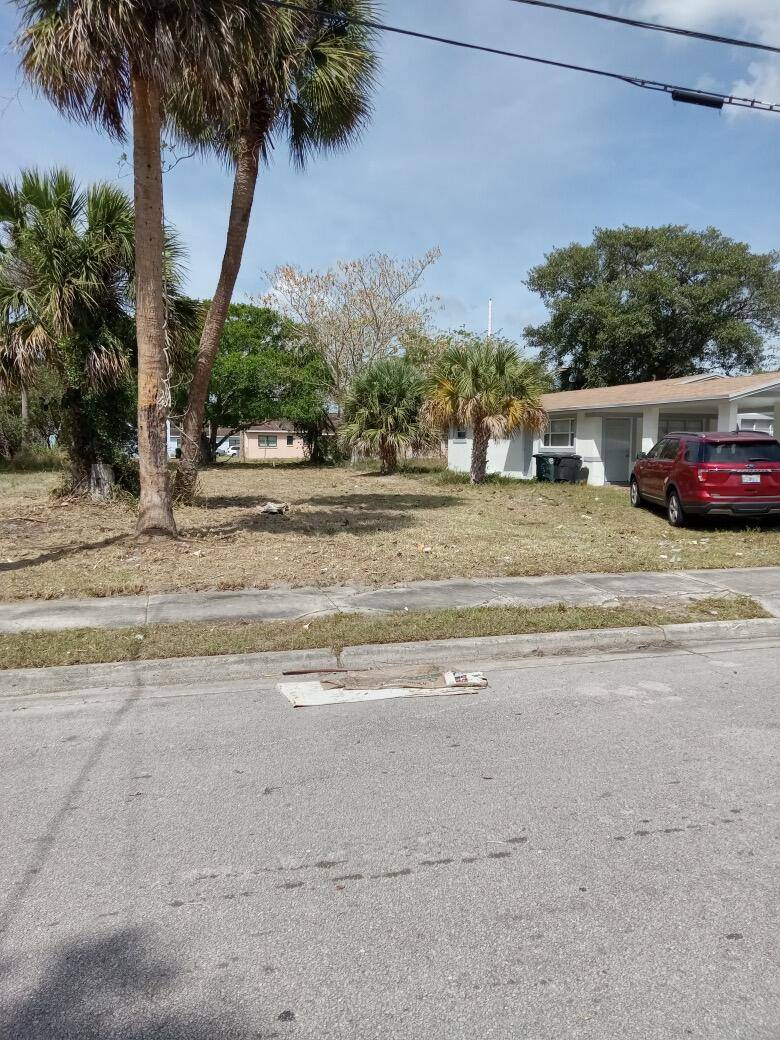 Welcome to Fort Pierce. Purchase this buildable lot minutes away from the intracoastal waterway.