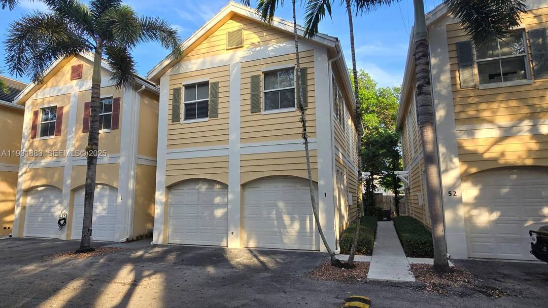 Beautifully maintained two story townhouse located in a quiet, gated community in the heart of Fort Lauderdale.