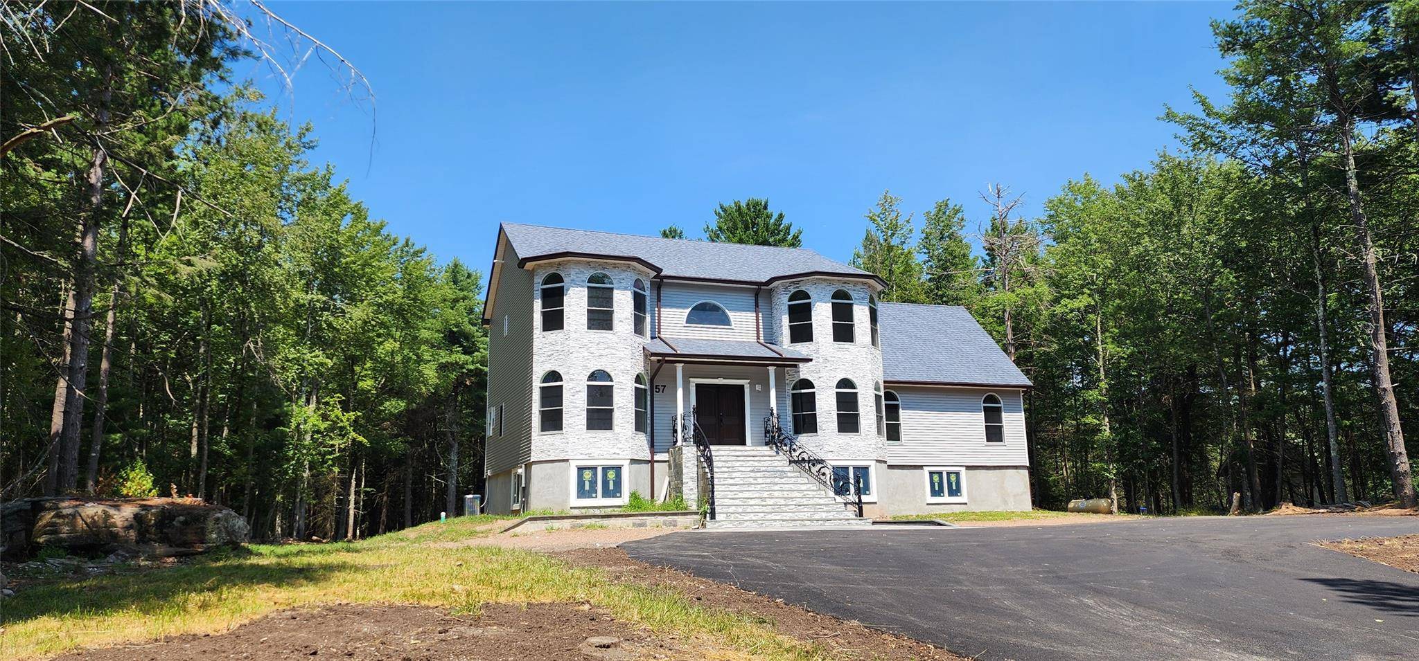 Luxury Colonial Retreat in the Countryside the Catskills in Monticello Step into timeless elegance with this newly built Colonial style estate, nestled in a serene country setting on 5 cares, ...