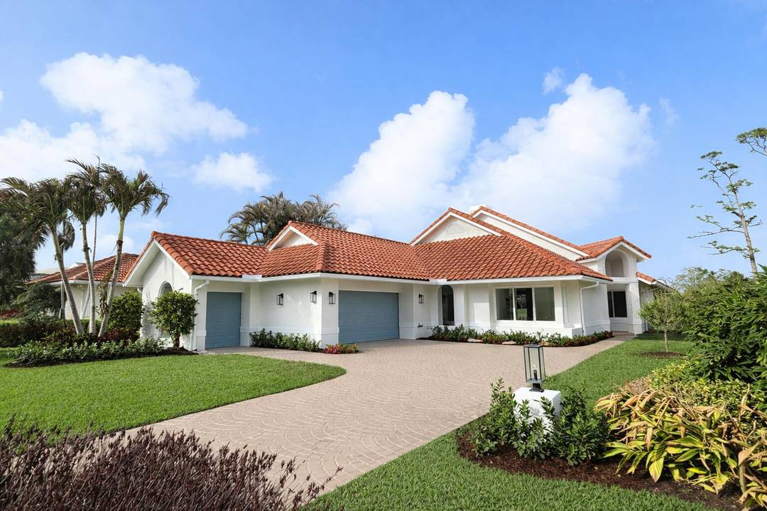 Beautiful 2026 Complete Renovation Welcome to refined coastal golf living in the prestigious and private Hobe Sound Golf Club, where elegance meets the relaxed Florida lifestyle and an exclusive golf ...