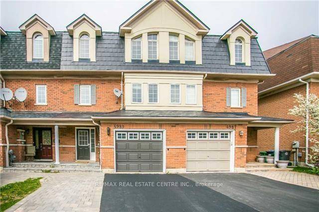 This 3 1 bed, 3 bath spacious executive townhome is in a prime, convenient location and gets plenty of natural light.
