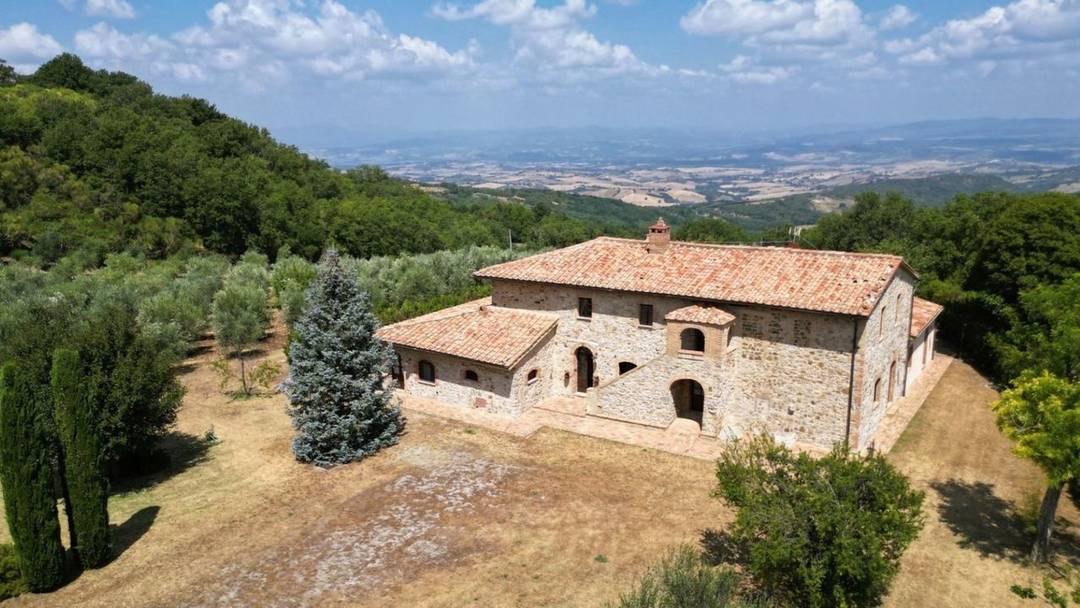 28-hectare organic and agritourism farm with farmhouse, 4 flats, 6 bedrooms and 6 bathrooms for sale in Maremma, in the municipality of Cinigiano.