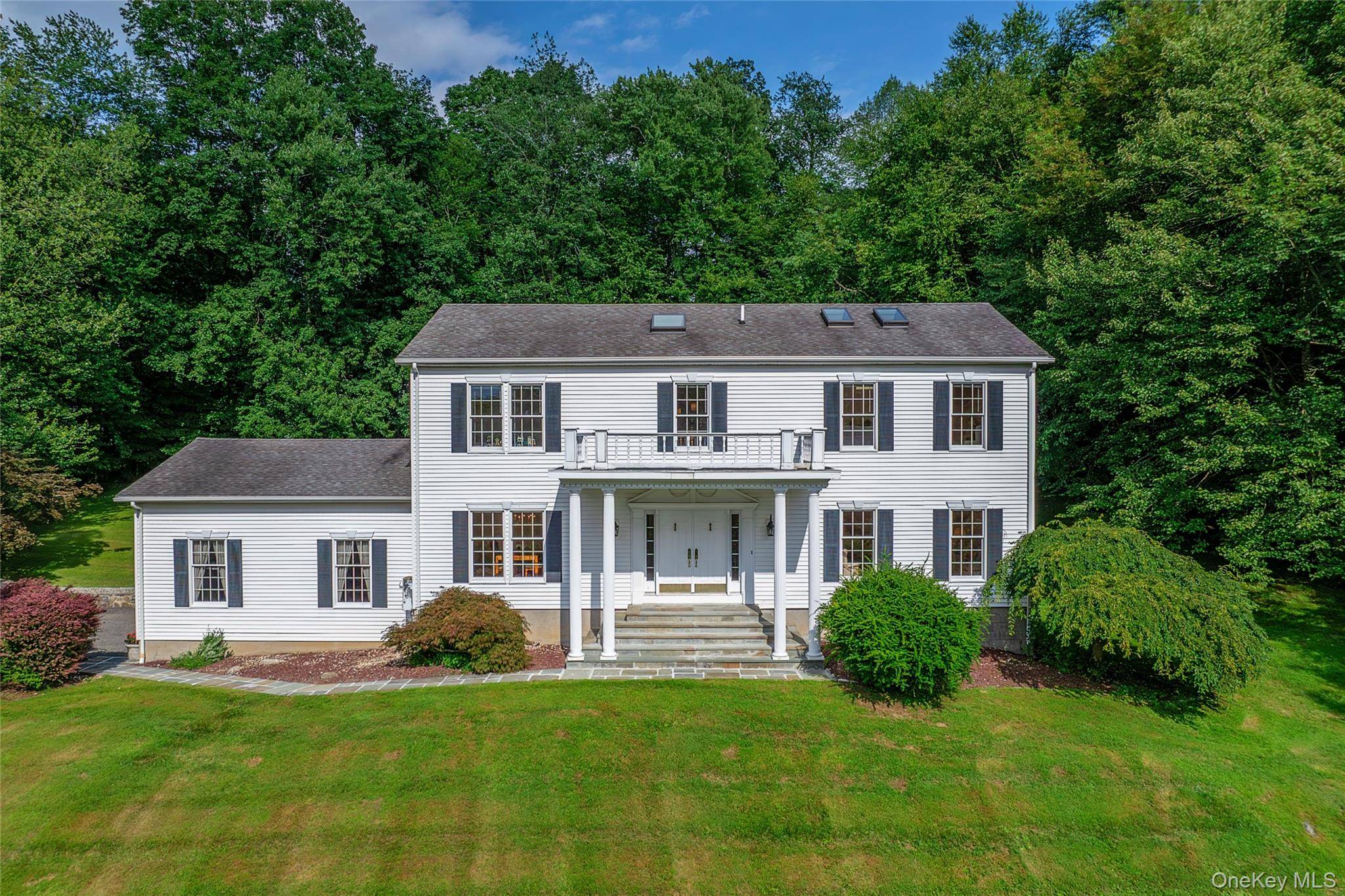 Welcome to this charming Colonial set on 1.