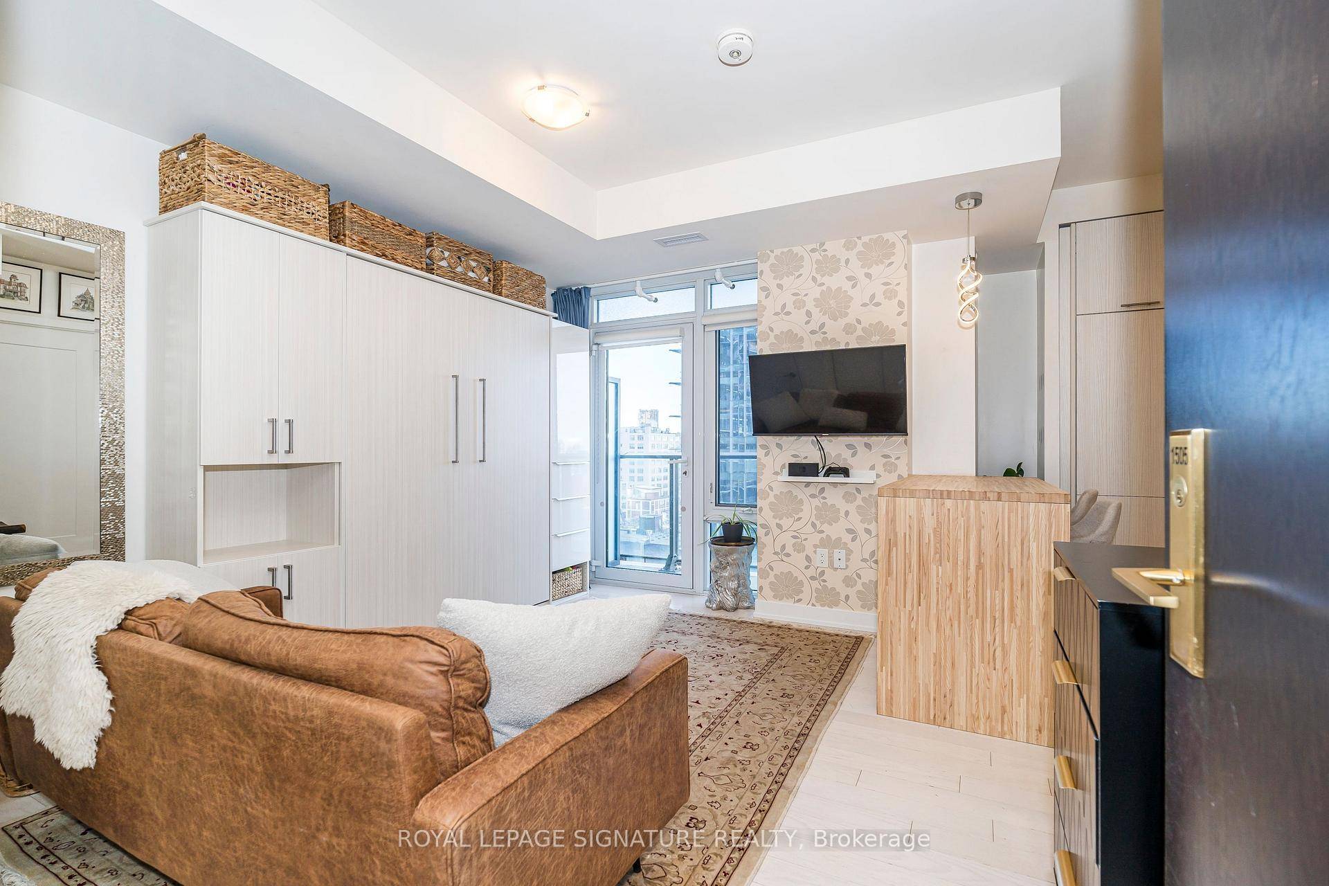 This stunning bachelor unit is perfectly situated in the vibrant entertainment and financial district, offering a Walk Score of 100 !