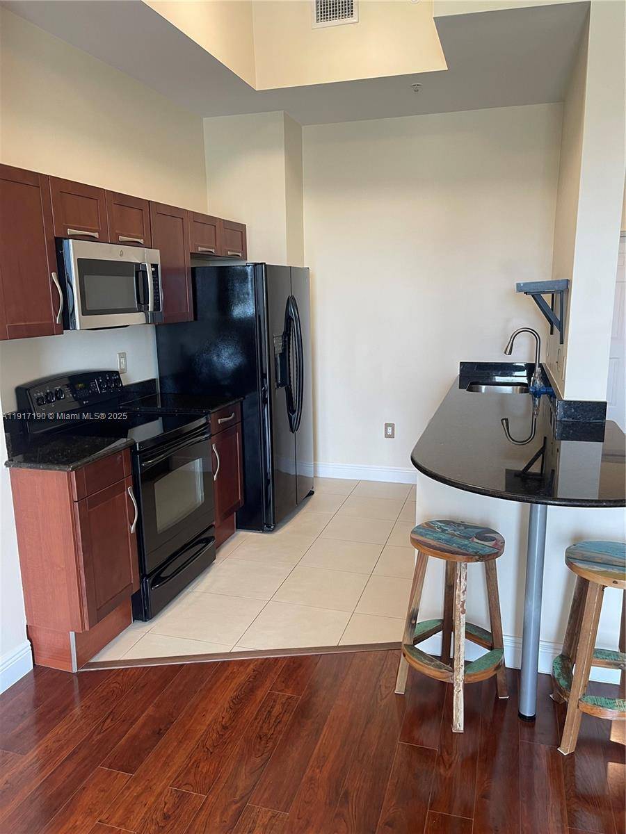 Beautiful and impeccable one bedroom unit with soaring 12' ceilings in desirable Downtown Dadeland.