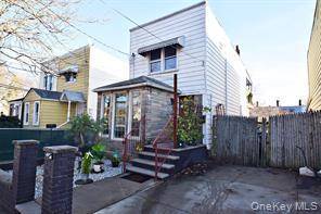 Beautiful bright and sunny Townhouse on a quiet, tree lined street !