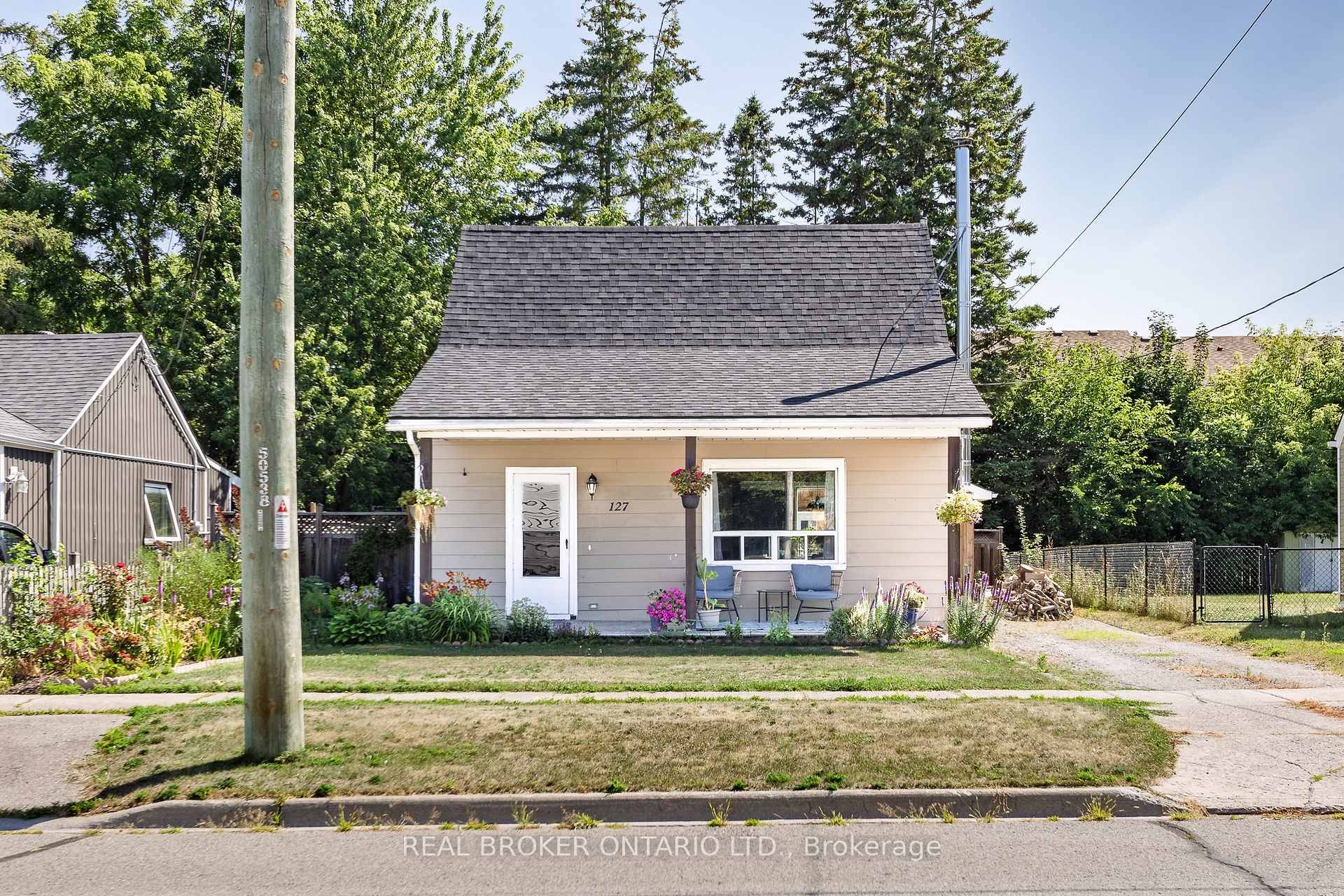 Welcome to this charming 2 bedroom, 1 bathroom home located in the heart of Campbellford, where cozy meets convenience !