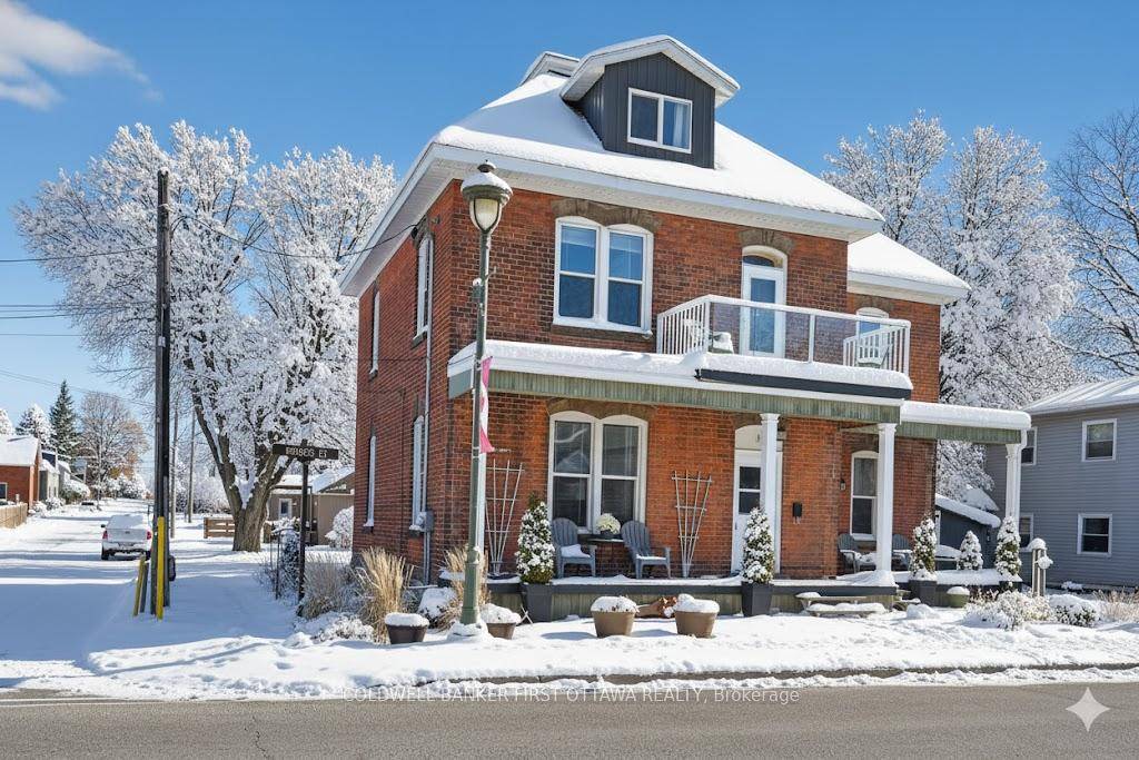 Break into the housing market with this GREAT INVESTMENT OPPORTUNITY IN THE HEART OF CARLETON PLACE !