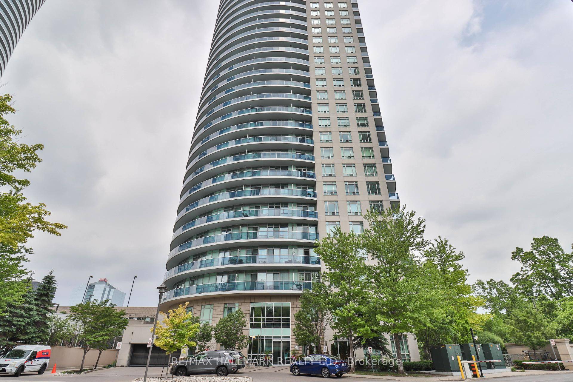 Welcome to this beautiful 1 1 Bedroom Condo with 2 Full Bathrooms in the Heart of Mississauga !